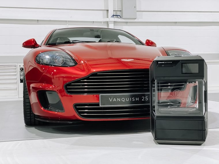 EL DISEÑADOR DE PRODUCTOS AUTOMOVILÍSTICOS DE LUJO Y DE ESTILO DE VIDA CALLUM INSTALA LA IMPRESORA 3D MAKERBOT METHOD X PARA PRODUCIR PROTOTIPOS, HERRAMIENTAS Y PIEZAS DE USO FINAL - COMENZANDO CON SU ASTON MARTIN CALLUM VANQUISH 25 DE R-REFORGED